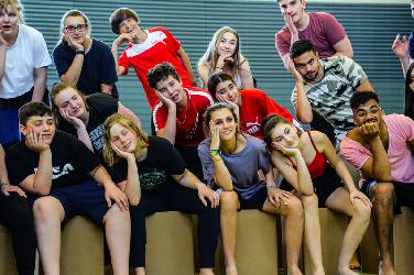 "LAUGH now - CRY later": Tanztheater mit 80 Jugendlichen